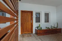 Modern 3-bedroom townhome with a pool, AC and Wi-Fi in vibrant East Legon - บังกะโล