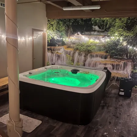 Summer Weekends Are Ready! Hot Tub, Sauna, Lake Front! 2 Bedrooms, 2 Full Baths!