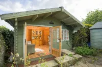 Cosy cottage with delightful private garden and summerhouse. - 4 tähden