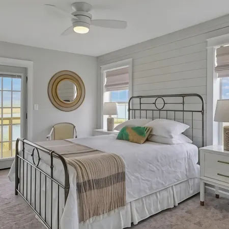 Sunset Sound Cottage -Waterfront with Sweeping Sound Views -2 Min Walk to Beach