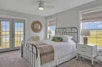 Sunset Sound Cottage -Waterfront with Sweeping Sound Views -2 Min Walk to Beach
