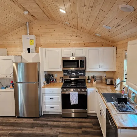 Cozy cabin in a quiet neighborhood near downtown Hamilton