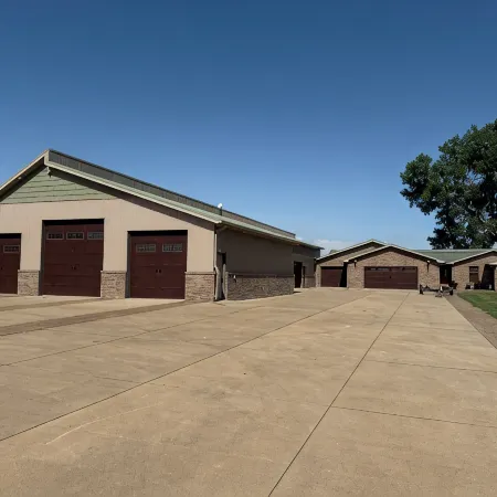 Gorgeous 6-bedroom, 5 bath house with magnificent view of the river in Ft Pierre Hotele w: Stanley County