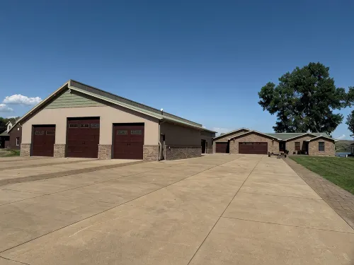 Gorgeous 6-bedroom, 5 bath house with magnificent view of the river in Ft Pierre - Wifi