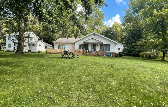Romantic House on the Lake-Hot Tub Pet Friendly-Kayaks-Fishing Boat. Sleeps 8