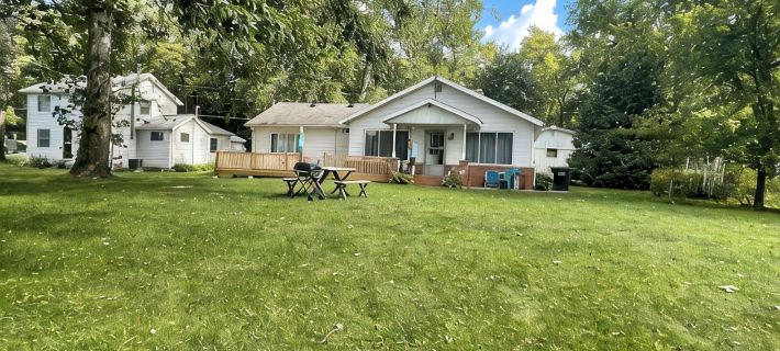 Romantic House on the Lake-Hot Tub Pet Friendly-Kayaks-Fishing Boat. Sleeps 8 Hotels in Steuben County