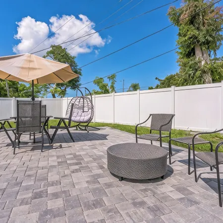 3-bedroom/2Bathroom House with Parking, High Speed WiFi and Large Outdoor Patio