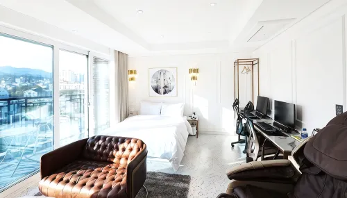 Alma Business Hotel - Motels
