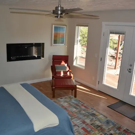 4-bedroom house in tranquil Torrey with WiFi, AC. Enjoy a peaceful getaway!