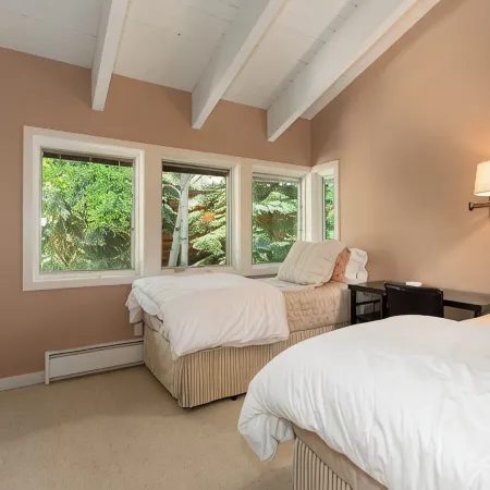 Sun Valley 3BR - Walk to Warm Springs Lifts - Pool, Hot Tubs and River Views