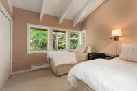 Sun Valley 3BR - Walk to Warm Springs Lifts - Pool, Hot Tubs and River Views