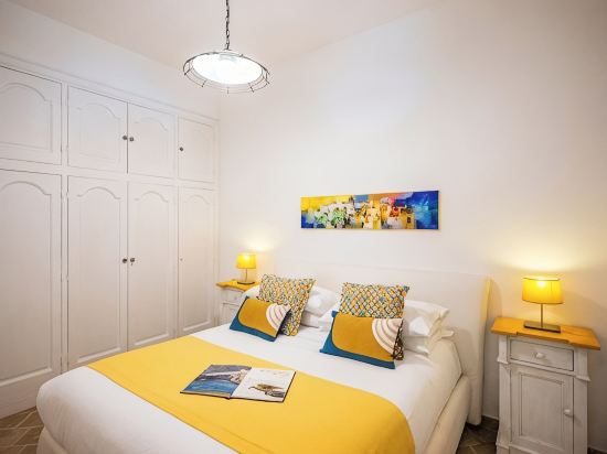 Cozy house with sea view, terrace and private parking