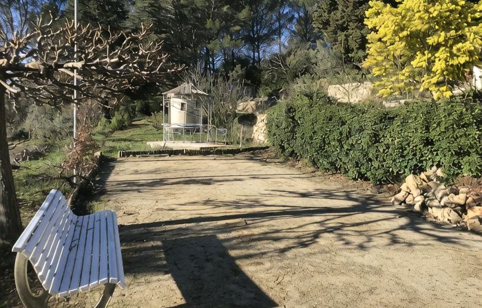 Charming country house in the Provencal countryside among vineyards and olive trees