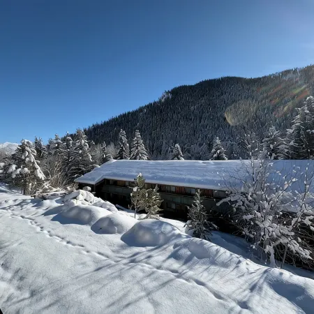 New & Stylish 2 bedroom condo with great views. Close to downtown & ski lifts