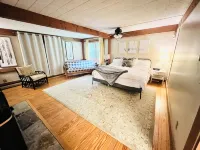 Spacious + Private Ski Lodge on 20+ Acres - 10 min to Stratton, 5 min to Bromley