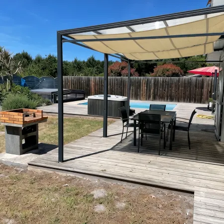 Close to Soulac/sea air-conditioned chalet, heated indoor swimming pool, jacuzzi