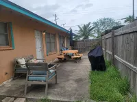 Affordable Family Getaway Palm Breeze Vacation Home - 2 ดาว