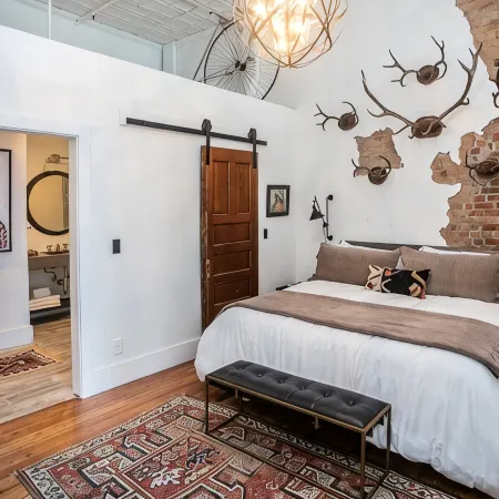 Two Lanes Guesthouse - Historic Downtown Loft Apartment 45 miles S of Nashville