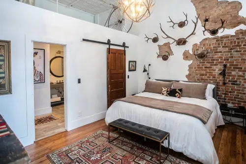 Two Lanes Guesthouse - Historic Downtown Loft Apartment 45 miles S of Nashville