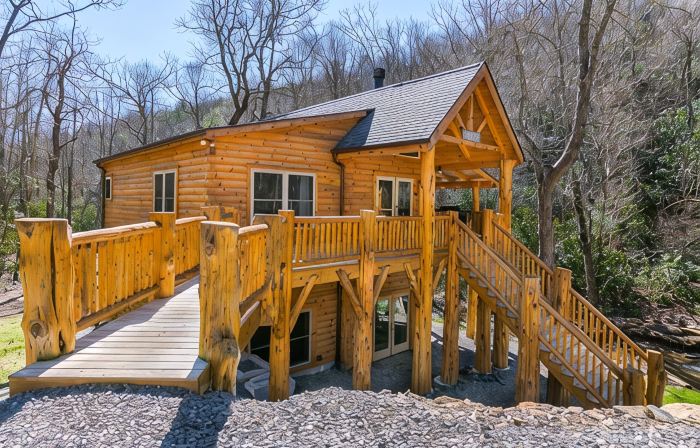 LOG HOME - NEXT TO CREEK / FIREPLACE / HOT TUB / HIKING TRAILS / PET FRIENDLY