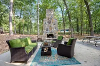 Boomer Bed & Bass; 2 bedroom, 2 bathroom family cabin. - Chalets