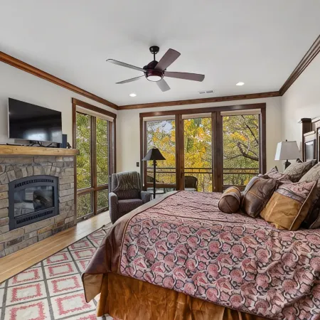 Luxury creek side cabin with 4 master bedrooms & 1000 feet of creek side decks