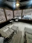 Secluded cabin next to creek with hot tub + fire pit. Walking distance to river. - Hytter