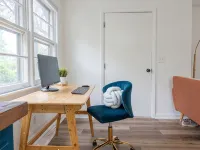Retro Retreat: 1br home w/ WFH desk, livingroom, fire pit and no chores! Hotel a Ulster
