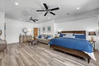 Waterfront Home- 2 Pools, Waterslide, huge boat dock and perfect layout!! - Uima-altaat