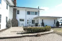 Scenic 2 bed, 1.5 bath condo with river views on St. Clair River - U2 - Homestays