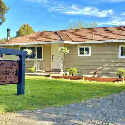 Cozy 2 bedroom house on 1.5 acres Hotel Exterior
