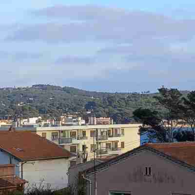 Cosy studio 2mn walk from the beaches small sea view Others