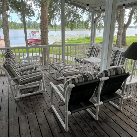 Nice quiet lakefront home with great fishing !