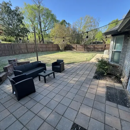The Lily Pad. 3 bd/1ba. 4 beds. Center of town! Fenced backyard!