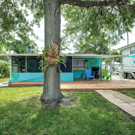 Tiki Tropical Retreat - directly on the clear Weeki Wachee River (not a canal)