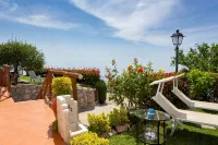 The Rose Garden: Your Piece of Amalfi - Just 5 Steps in! - Villaer