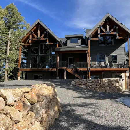 Stunning Luxury Executive Style Cabin 7 BR 4.5 BA Hi Speed Wi-Fi