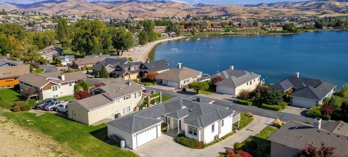 Bright Water Sunrise Home at Wapato Point Resort 5-bed Close to Sandy Beach/Pool Hotels in Manson