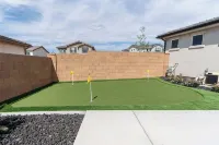Red Rock Haven - NEW Private Pool, putting green, & more. Perfect family retreat - Gym