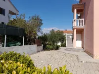 Apartment Tihana with 2 bedrooms and garden view, family-friendly - バルコニー