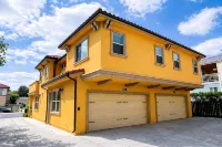2BR Townhouse w/ 2-Car Garage & Private Terrace - parking