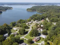 Sunny home across from Lake Barkley, fenced yard patio w/grill convenient to LBL Hotels in Trigg County