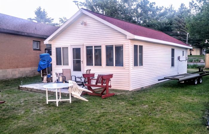 Waterfront house with sandy beach near downtown