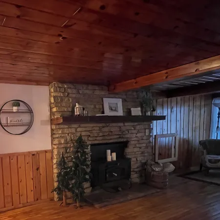 Cozy 3 b/r home w/ quick access to snowmobile trails in the beautiful Northwoods