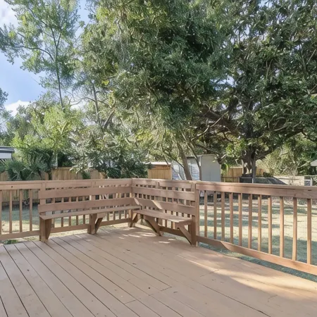 2 bedrooms - King bed - close to beaches - beautiful deck with outdoor seating.