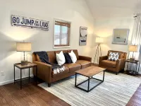 This House Got RIZZ - Recently Renovated Lake Thompson Canal Home - Homestays