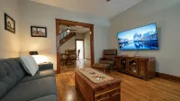 Beautiful Remodeled Downtown Frederick Cottage (Pet-Friendly)