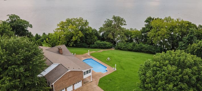 Lake estate on Old Hickory with pool and hot tub, convenient to Nashville サムナーのホテル