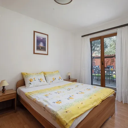 Air-conditioned apartment 250 m from the beach with private boat mooring