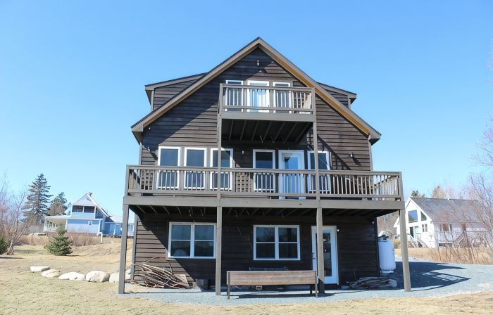 Gorgeous 2 bedroom apartment in new house with waterfront views in Duck Cove